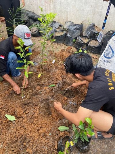 SOSIALISASI BIOPORI DI LAPANGAN DESA WALUYO OLEH MAHASISWA VETERAN UPN JOGJAKARTA