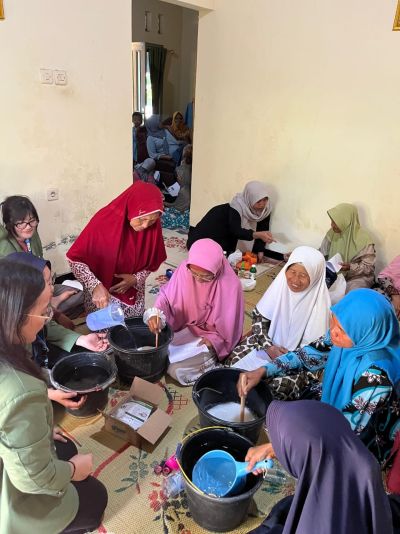 Pembuatan Sabun Cuci Piring oleh Mahasiswa Veteran UPN Yogyakarta